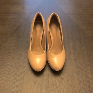 Clarks nude pumps